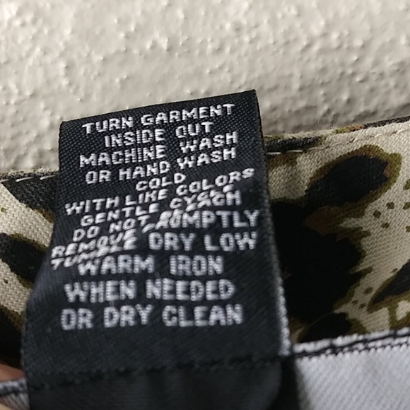 Larry Levine Natural Leopard Print Mid Rise Cuff Hem Slim Leg Cropped Pant - Picture 10 of 15